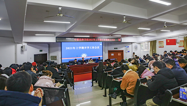 春暖花开春满园，扬鞭奋蹄绘新篇