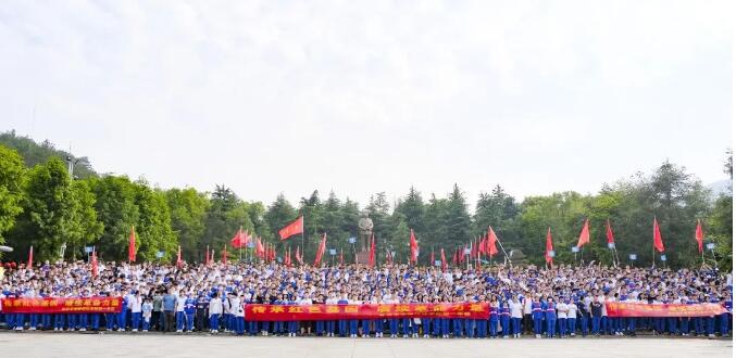 在湖湘红色土壤上，挖呀挖呀挖......